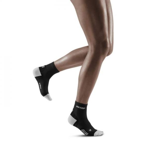 CEP_RUN_ULTRALIGHT_COMPRESSION_SHORT_SOCKS_BLACK_WOMEN